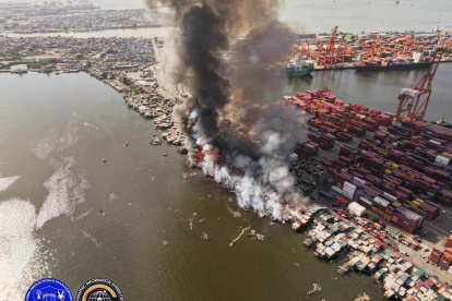 Niños caminan entre chabolas quemadas después de que se produjera un incendio en Manila, Filipinas, el 25 de noviembre de 2024.
