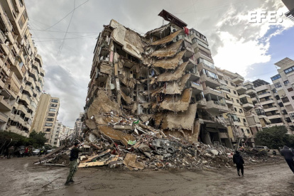 Los escombros de un edificio dañado tras un ataque aéreo israelí en el área de Tayouneh, al sur de Beirut, Líbano, 25 de noviembre de 2024.