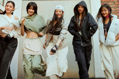 Banda "New Jeans" con vestimentas que destacan el "Street Style".