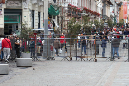 La Policía retiró a los ciudadanos de los alrededores de la Plaza Grande hasta cuatro horas antes de las manifestaciones.