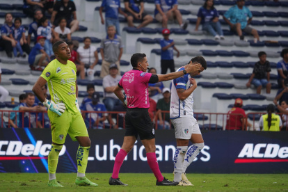 El juez Gabriel González (c) fue criticado por la plantilla del Imbabura y Emelec por sus polémicas decisiones.