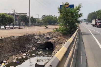 Así permanece el canal de aguas lluvias que colinda con la avenida, de un lado; y del otro con la ciudadela Puertas del Sol.