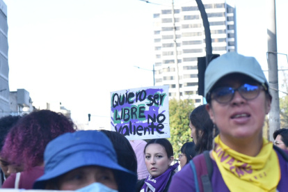 Decenas de mujeres marcharon en Quito, desde las 16:00, con el objetivo de visibilizar la violencia de género y exigir medidas más contundentes para su erradicación.