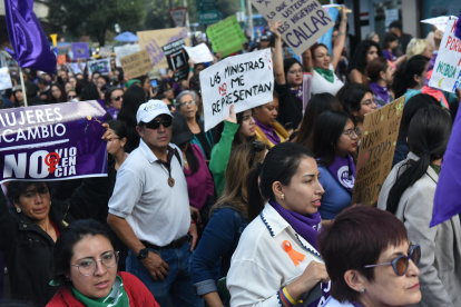 La marcha del 25N en Quito avanza con normalidad.