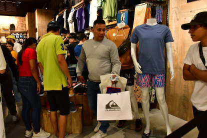 El pasado 24 de noviembre, decenas de compradores madrugaron para recorrer Mall del Sol y acceder a las ofertas.