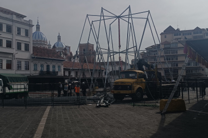 Proyecto. El árbol navideño ya se arma en la plaza de San Francisco.