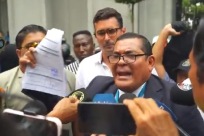 El asambleísta de ADN, Jorge Chamba, en compañía del candidato a legislador, Andrés Guschmer, en los exteriores del Palacio Municipal de Guayaquil, este lunes 22 de noviembre.