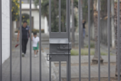 Temor. Los residentes solo salen con lo esencial y se mantienen alerta en caso de posibles ataques.