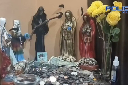 En los allanamientos se encontró un altar imágenes de calaberas alusivas al espíritu de la muerte.