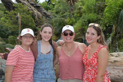 Úrsula con sus hijas, Cristina, Ivanna y Camila.
