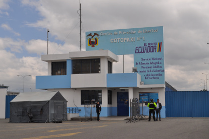Con el traslado de las mujeres, el control de seguridad de la cárcel lo realizan hombres policías y militares.