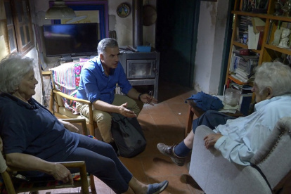 El presidente electo Yamandu Orsi, se reúne con el ex presidente de Uruguay (2010-2015), José Mujica y su esposa Lucia Topolansky, en su rancho de Montevideo.