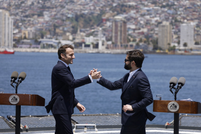 Los presidentes Emmanuel Macron (Francia) y Gabriel Boric (Chile), se dan la mano tras recorrer el rompehielos Almirante viel de la Armada de Chile en Valparaíso, el 21 de noviembre de 2024.