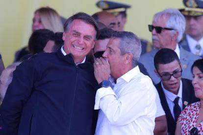 Foto de archivo del expresidente de Brasil Jair Bolsonaro (i) y el general Walter Braga Netto.