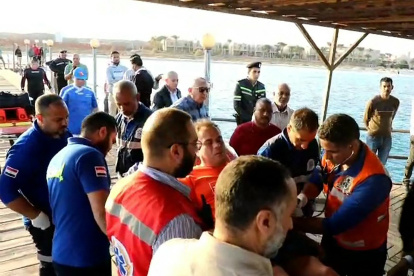 Los socorristas atendiendo a un hombre en una camilla en la ciudad portuaria de Marsa Alam, en el Mar Rojo, el 25 de noviembre de 2024.