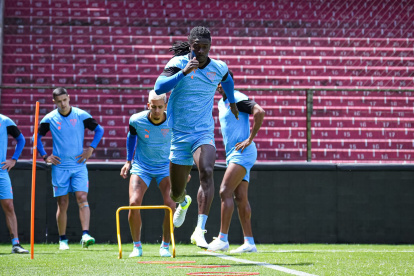 Los albos entrenan en espera de conocer si les retiran la sanción.