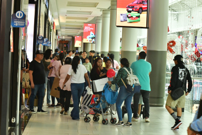 Comercio. Personas haciendo compras el pasado domingo 24 de noviembre.