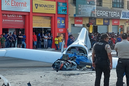 El accidente de la avioneta de la FAE se registró la tarde de este martes 26 de noviembre en La Libertad.