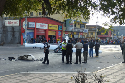 Entidades de respuesta a emergencias acudieron a la zona del accidente aéreo en La Libertad, la tarde de este martes 26 de noviembre.