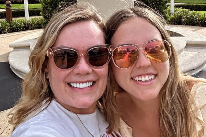 Úrsula Strenge con su hija.