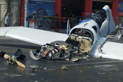 La avioneta siniestrada continúa en la avenida Eleodoro Solórzano de La Libertad