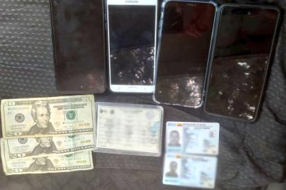 Como evidencia se encontró cuatro teléfonos móviles, 60 dólares y documentos personales de los detenidos.