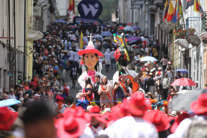 La música recorrió parte del Centro Histórico con el desfile "Los mercados saludan a Quito" que contó con la participación de siete mil personas