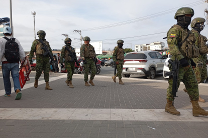 Tras lo ocurrido la presencia militar se ha intensificado en Playas. La ciudadanía exige que no sea solo por unos días.