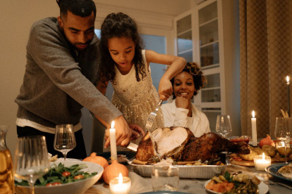 Referencial. Familia celebrando el Día de Acción de Gracias.