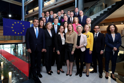 La presidenta de la Comisión Europea, Ursula von der Leyen y la presidenta del Parlamento Europeo, Roberta Metsola, posan con el recién elegido Colegio de Comisarios en el Parlamento Europeo.