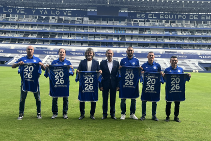 Leonel Álvarez (c) junto a los miembros de su cuerpo técnico en la llegada a Emelec