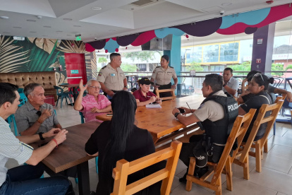 Residentes conversaron sus problemáticas a elementos de la Policía Nacional.
