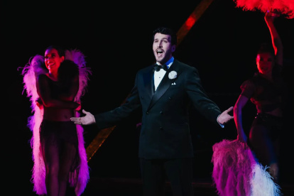 Sebastián Yatra canta en el musical Chicago