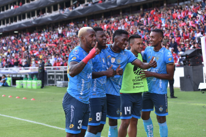 Jugadores de El Nacional celebraron el primer gol en la final de Copa Ecuador ante IDV
