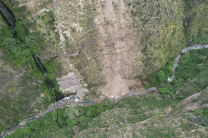 La quebrada que colinda con el río Guambi se ha convertido en un botadero de todo tipo de escombros.
