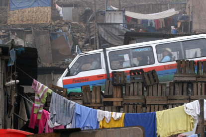 Un grupo de personas ciajan en un transporte en el barrio Pamplona Alta, a las afueras de Lima (Perú).