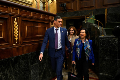 El presidente del Gobierno español, Pedro Sánchez, flanqueado por la ministra de Defensa de España, Margarita Robles y la ministra de Presupuesto de España, María Jesús Montero, llega a la cámara baja española.