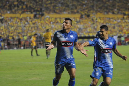Ángel Mena (i) festeja uno de sus goles en el estadio Monumental con la camiseta de Emelec
