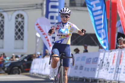 El festejo de Nahomi Játiva tras ganar la última etapa de la Vuelta al Ecuador y coronarse campeona prejuvenil.