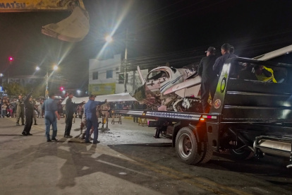 Los restos de la avioneta fue removida de la avenida Eleodoro Solórzano, en La Libertad, la noche de este miércoles 27 de noviembre.