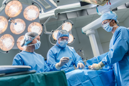 Referencial. Doctores operando.