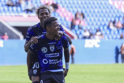 Keny Arroyo festeja un gol con el negriazul.