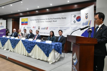 La firma del convenio se dio en la Cámara de Industria de Cuenca y contó con la presencia de los ministros de Finanzas, Obras Públicas y de la Secretaria de Inversiones Público- Privadas.