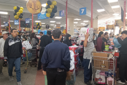 Las cajas de una cadena de supermercados de Cuenca lucieron abarrotadas de personas que realizaba sus comprar en el "black friday".