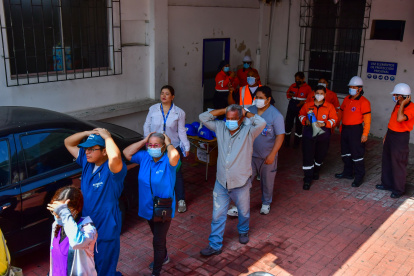 Personal médico y pacientes salieron de forma ordenada durante el simulacro.