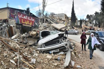 Varias personas inspeccionando los daños en la aldea de Ras al-Ain en las afueras de la ciudad de Baalbeck, en el noreste del Líbano.