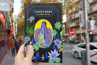 Dolores Reyes publicó "Cometierra", su primera novela en 2019.