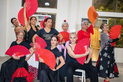 Acto. Las artistas culminan el año lectivo con muestra de flamenco.