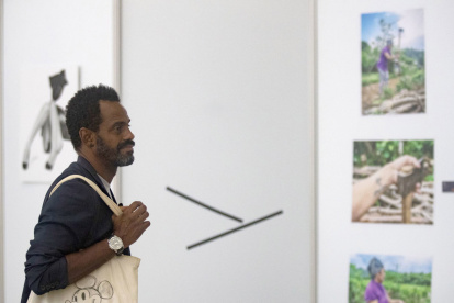 El curador de la exposición Womens Society, Alay Fuentes, observa algunas obras de la muestra Aliuneaciones al límite.