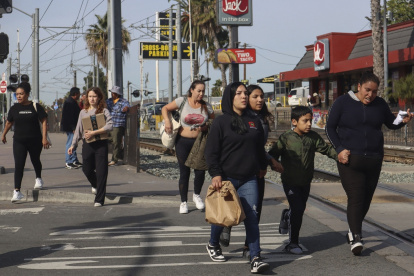 Varios compradores regresan a la frontera entre Estados Unidos y México con sus adquisiciones en San Ysidro, California, el 26 de noviembre de 2024.
